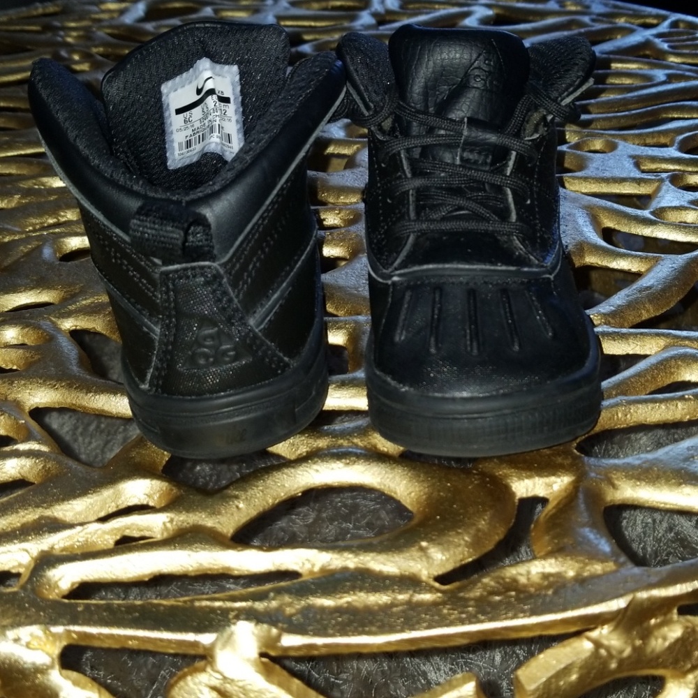 Great Condition Black Nike Shoes
